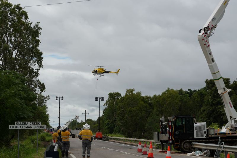 Helicopter restringing powerlines at Ollera Creek