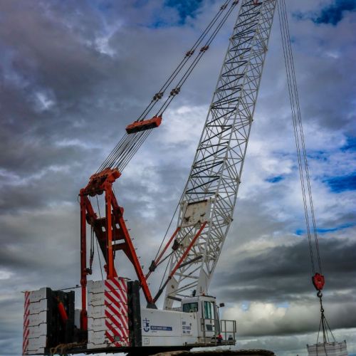 Crane lifts gensets on the Lucinda barge